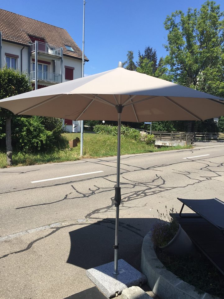 Glatz Sonnenschirm Alu Twist und Alu Smart hier auf der Terrasse in Bassersdorf Schweiz